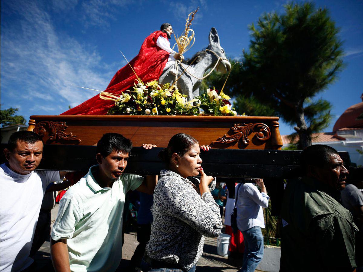 Católicos en El Salvador participan con fe y entrega en el Domingo de Ramos