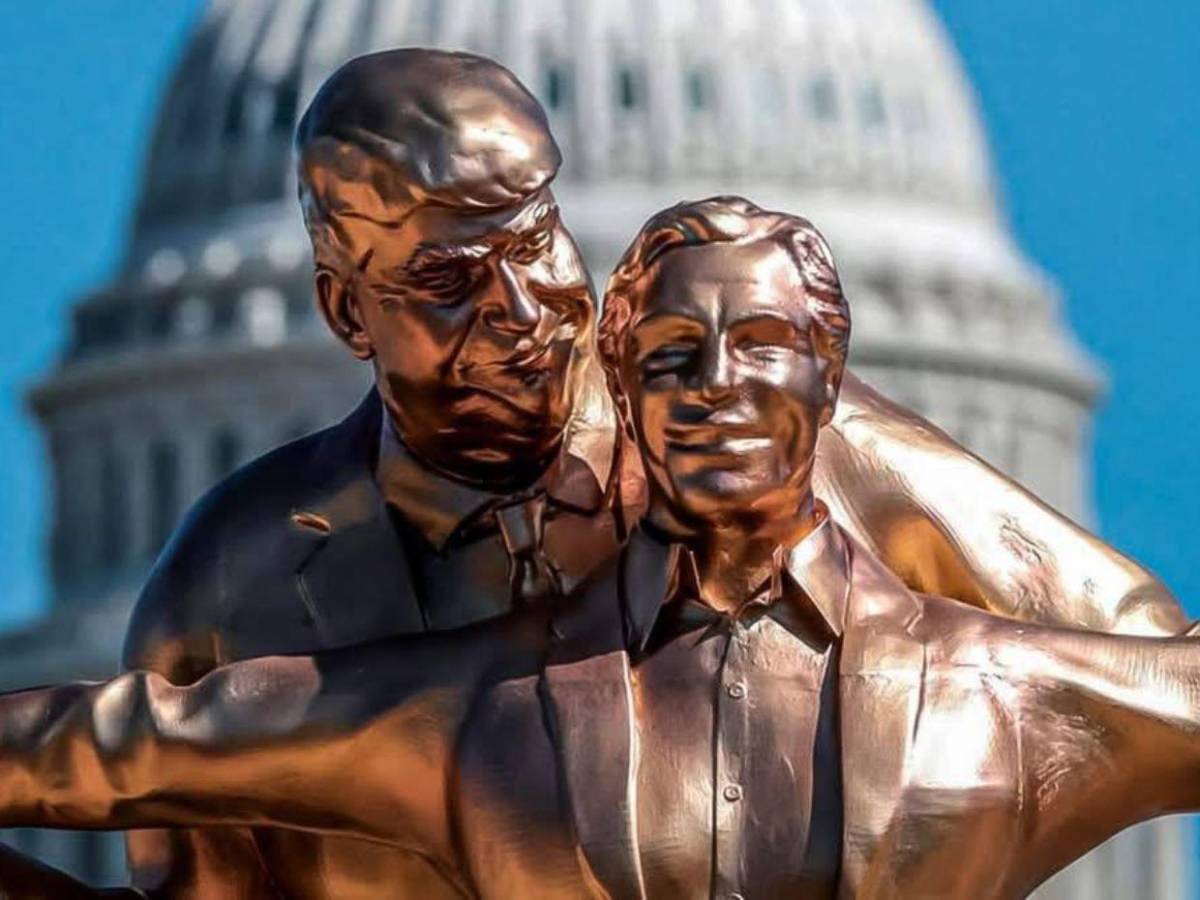 Estatua de Trump y Epstein imitando escena de Titanic se vuelve viral