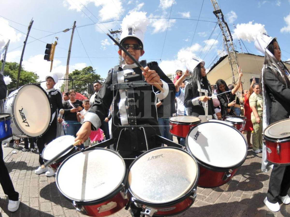 Bandas y palillonas engalanan los desfiles escolares en Tegucigalpa