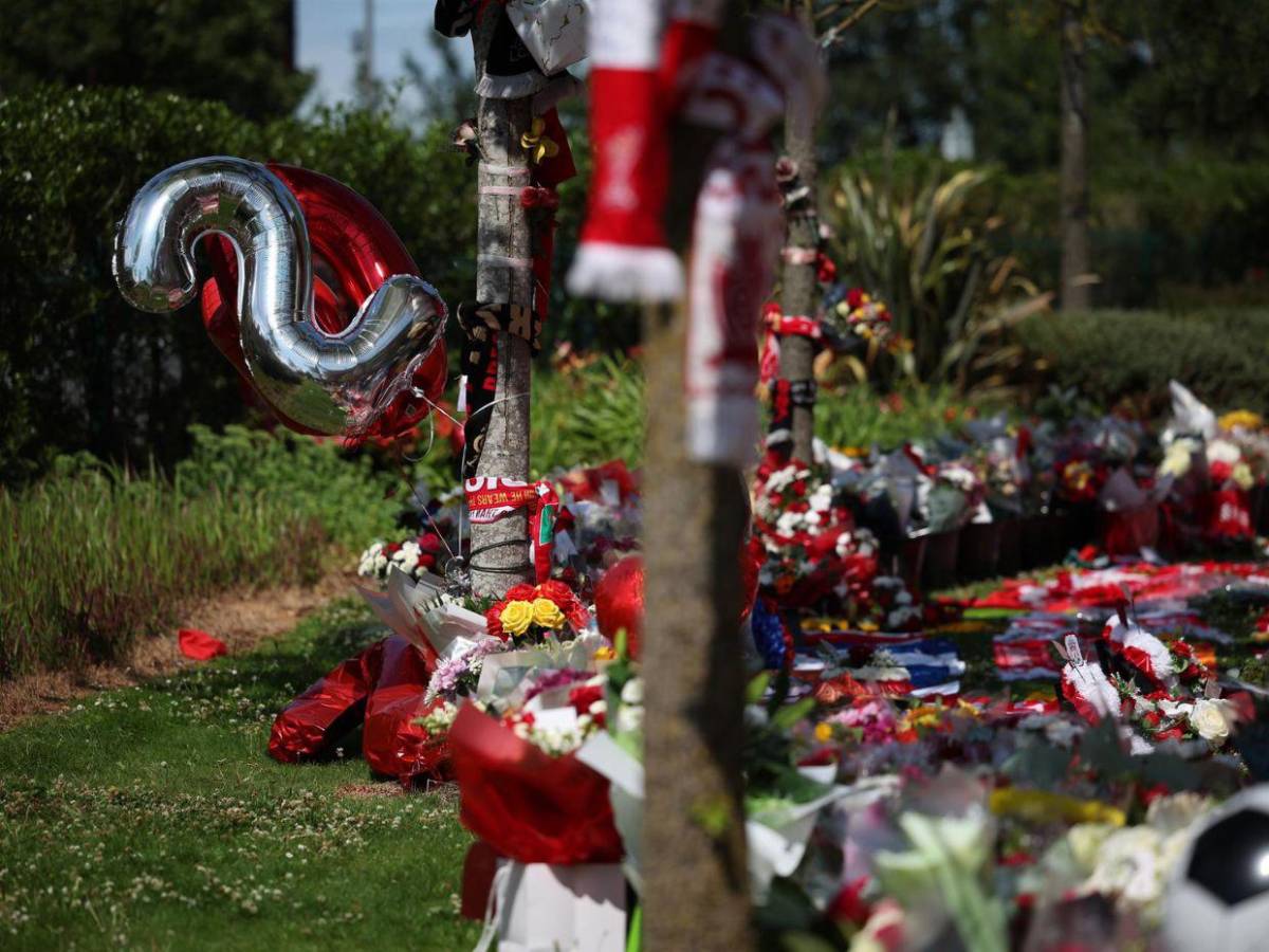 You´ll Never Walk Alone: Seguidores del Liverpool rinden homenaje a Diogo Jota
