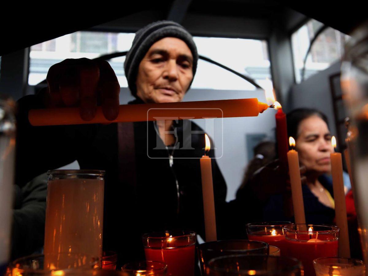 Niños y ancianos a la intemperie: fieles soportan las bajas temperaturas previo a la alborada