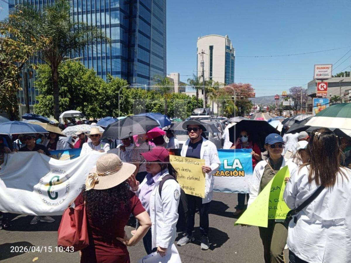 Plazas por mérito, no por bandera: médicos protestan frente a casa presidencial