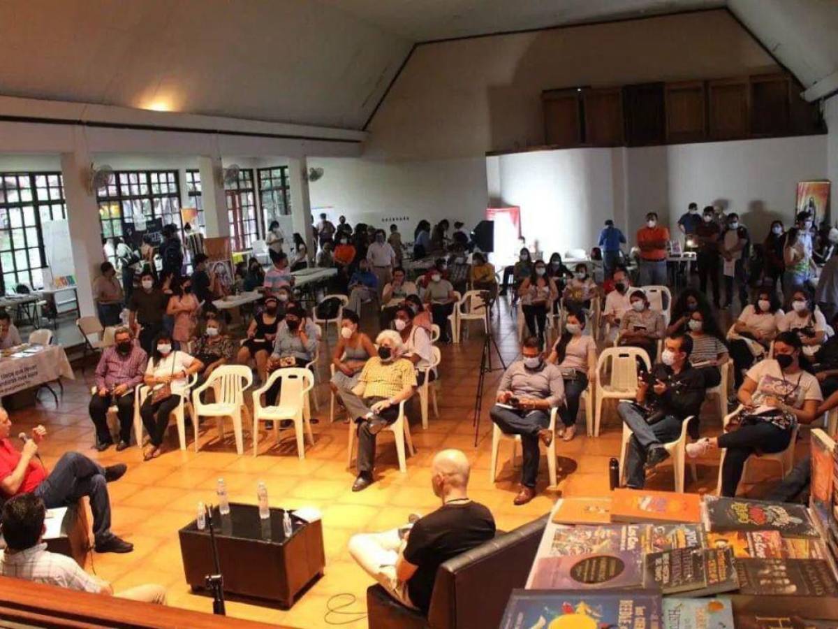 Durante la Feria del Libro se desarrollará un programa cultural que incluye presentaciones de libros y conversatorios.