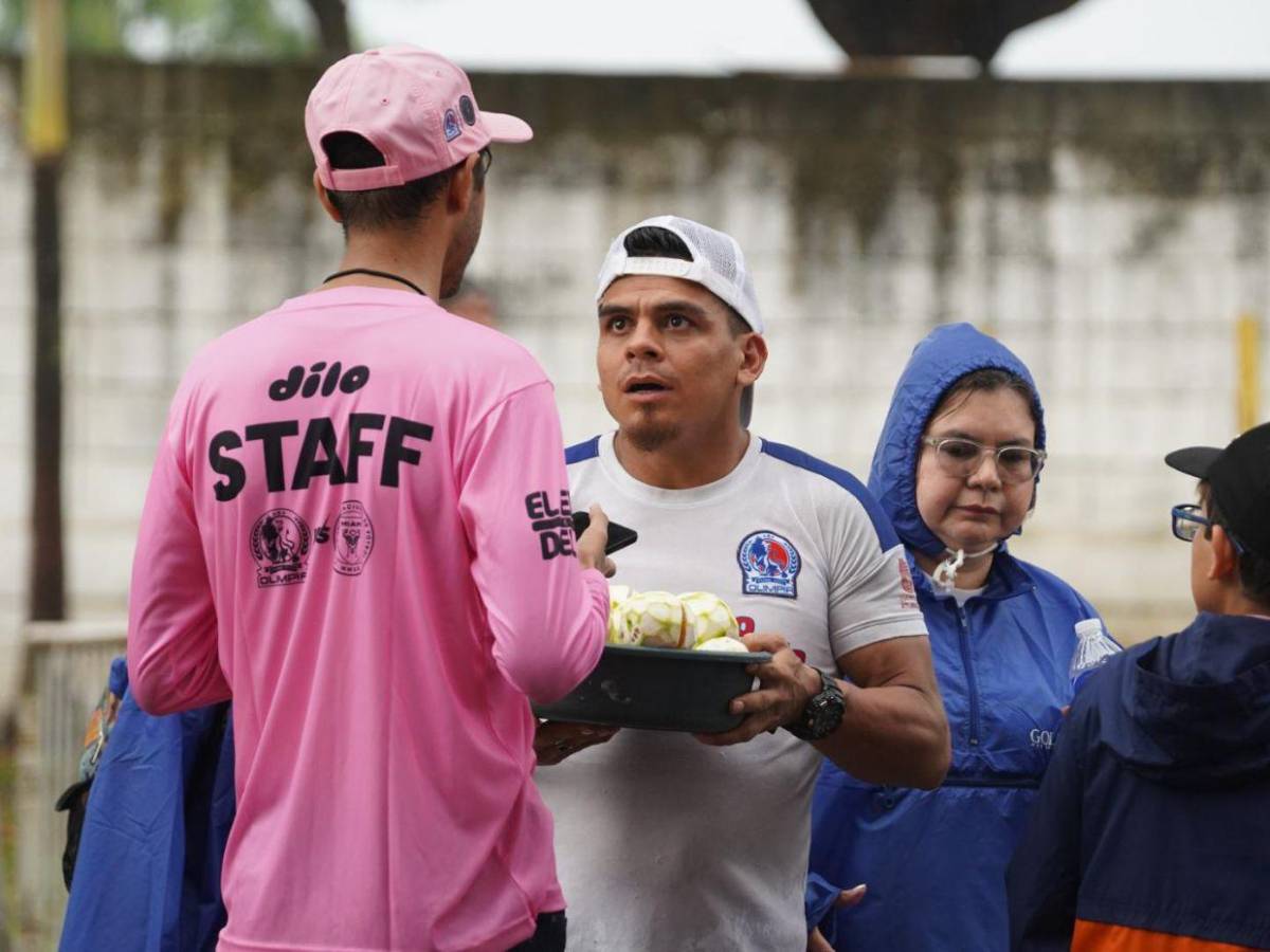 Camisetas, comida y pasión afuera del Olímpico previo a  Olimpia vs Inter Miami