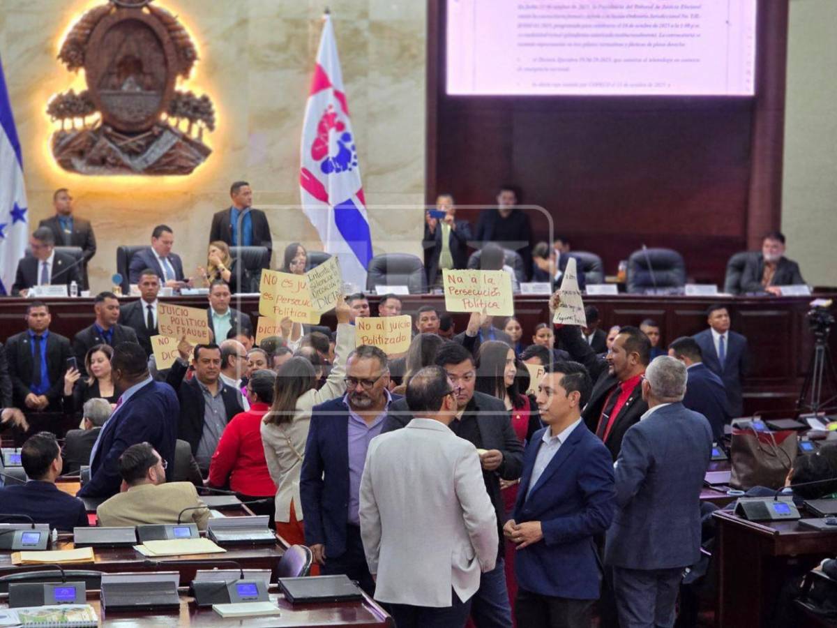 'No más persecución': protestas de Libre irrumpen en lectura del informe final del juicio político en el CN