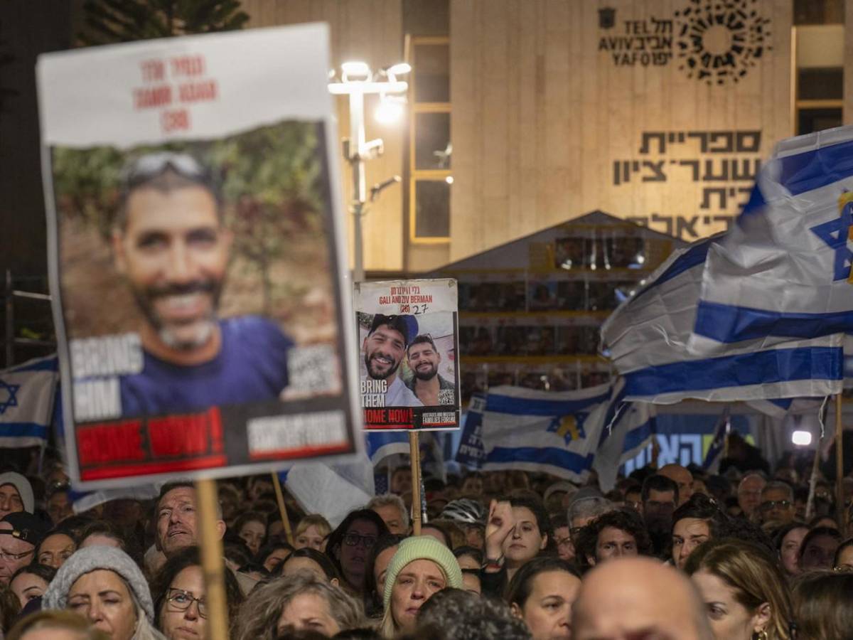 Dolor y rabia en último adiós a cuerpos de rehenes entregados por Hamás