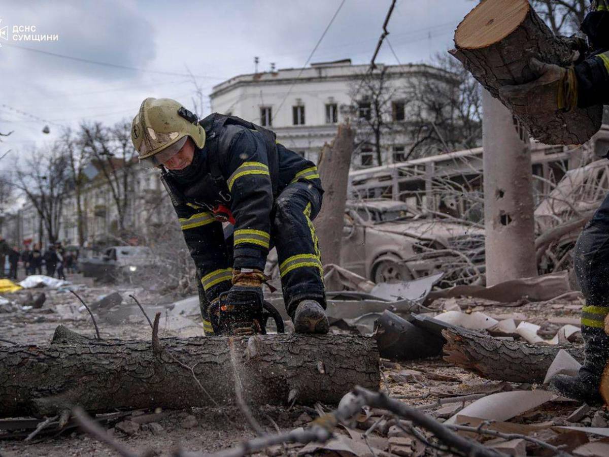 Impactantes y crudas imágenes del ataque ruso a Sumy que deja más de 30 muertes Impactantes y crudas imágenes del ataque ruso a Sumy que deja más de 30 muertes
