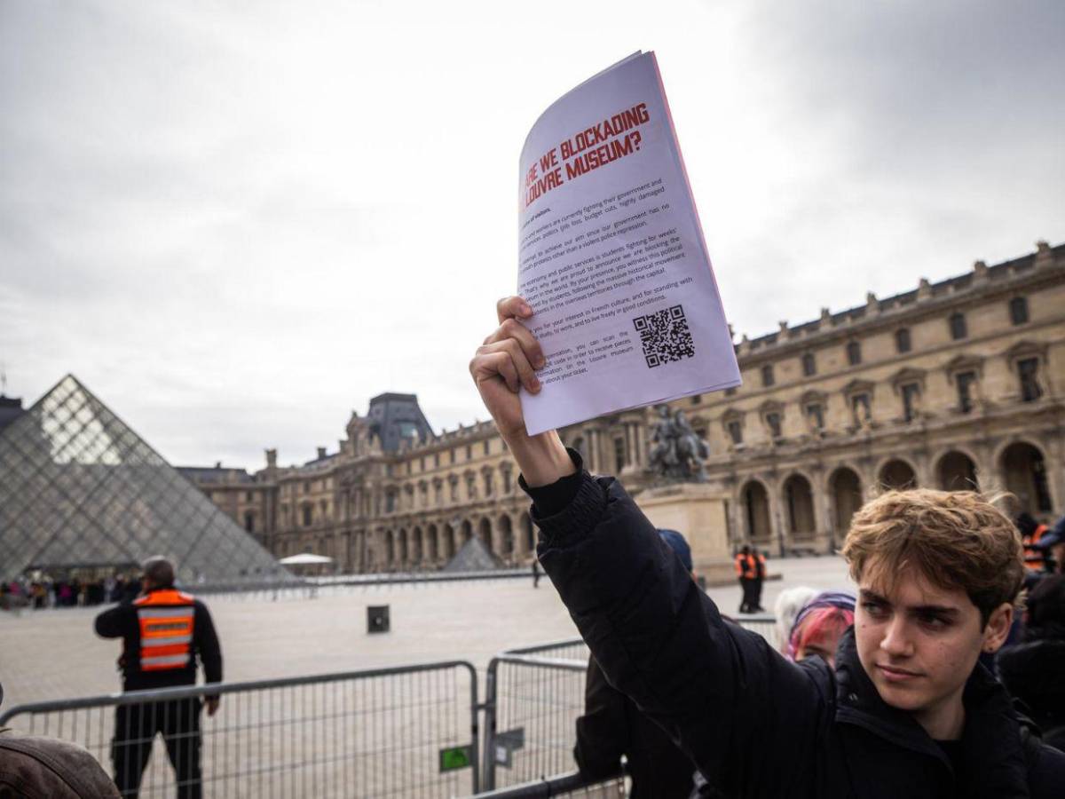 Estudiantes bloquean el acceso al Louvre en apoyo a las protestas de los institutos