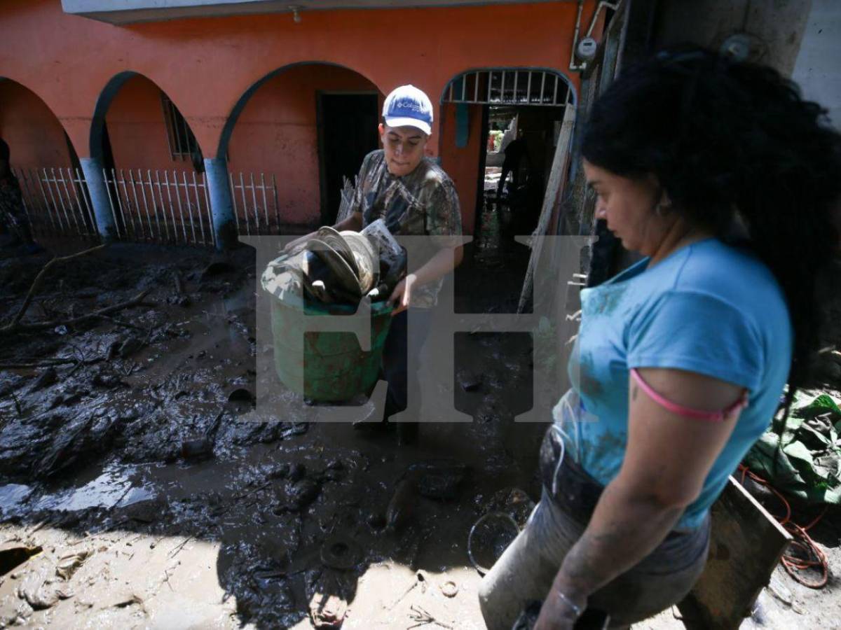 Casas inundadas y carros volcados: el caos en Río Abajo por las lluvias