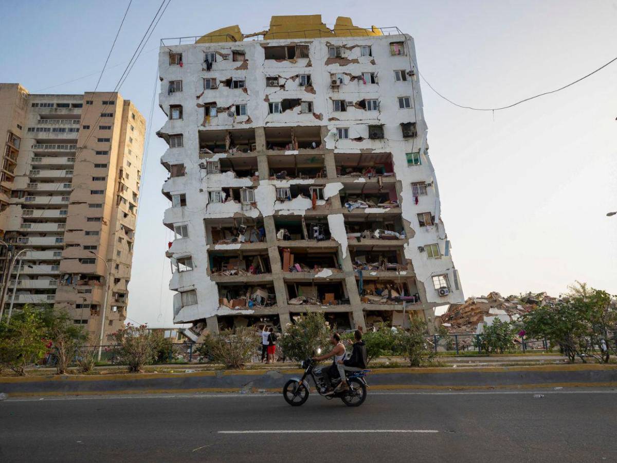 Más de 500 muertos, personas en la calle y búsqueda de más cuerpos: luto en Venezuela