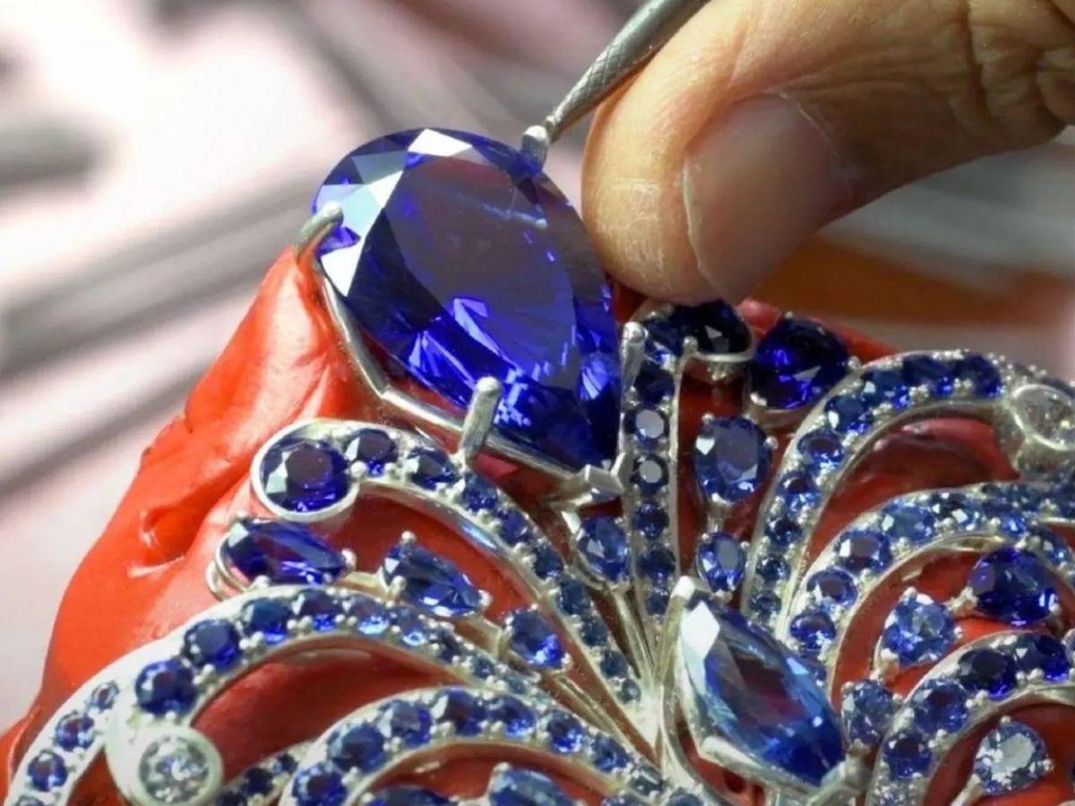 Lujo y exclusividad: ¿Cuál es el valor real de la corona de perlas y oro de Miss Universo 2025?