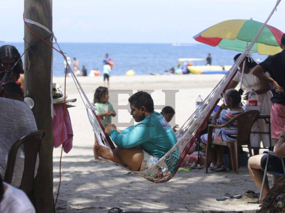 Playa, diversión y bellas turistas: así se disfruta la Semana Morazánica en Honduras