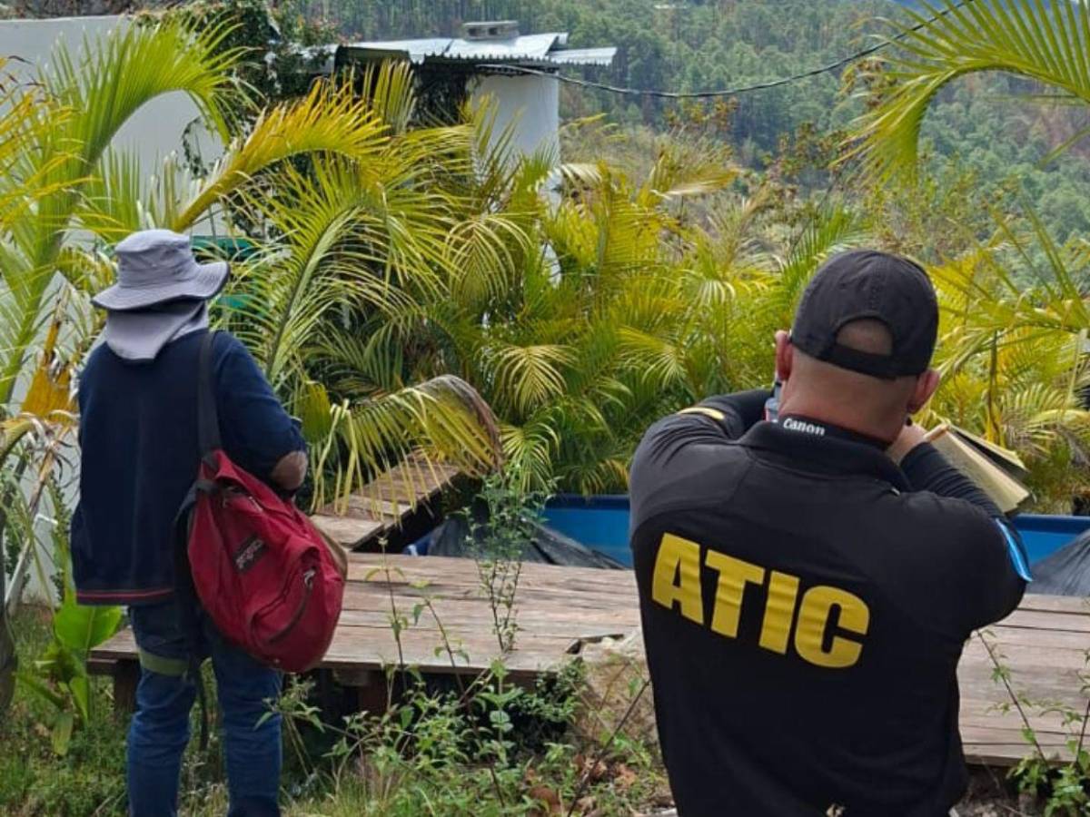 Semidestruida y sin utensilios luce la cabaña donde encontraron a Luis y Alejandra