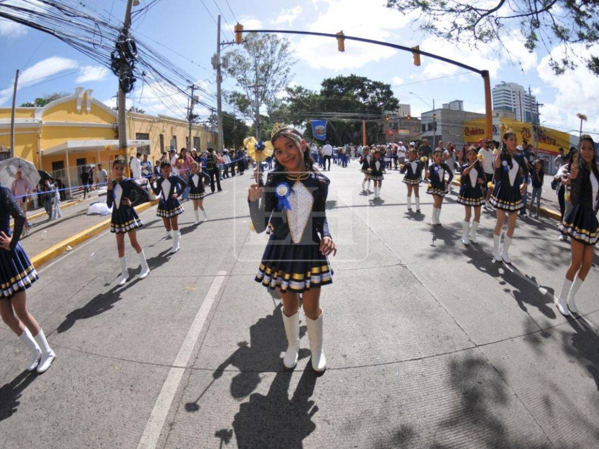 Bandas y palillonas engalanan los desfiles escolares en Tegucigalpa
