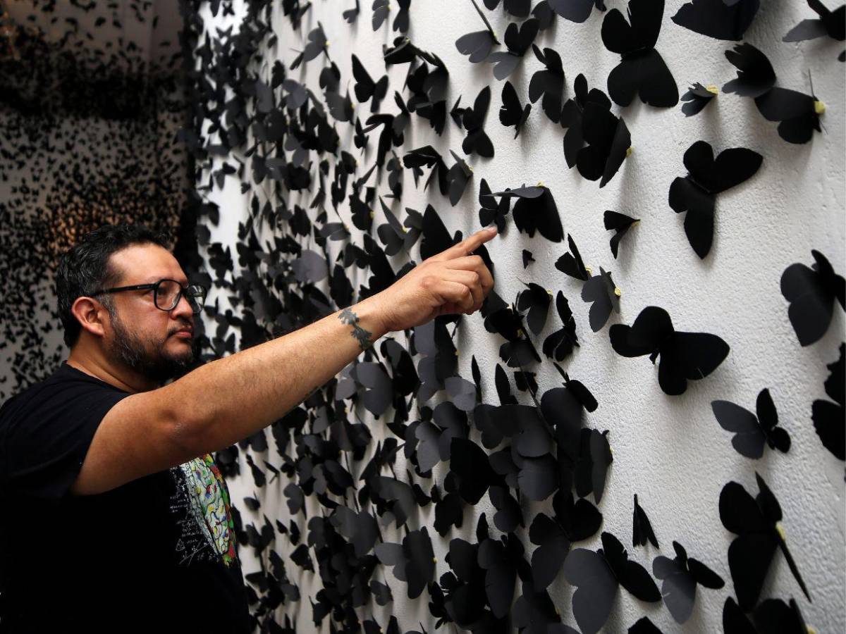 Nube negra: Un bivaque surrealista de 30,000 mariposas de papel invaden el MIN