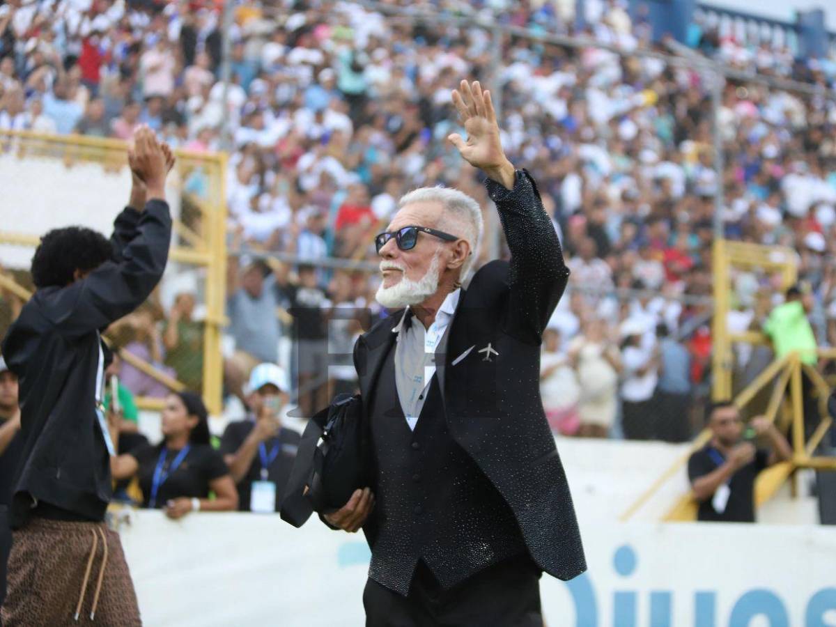 ¡Derrochando flow! La elegancia de El Loco de la Selva en el partido de tiktokers de Honduras vs El Salvador