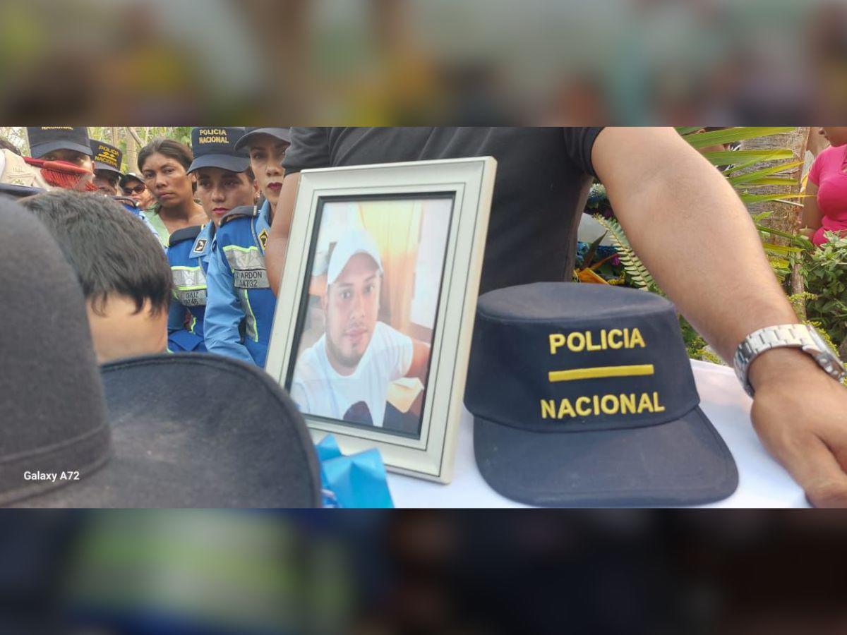 Una fotografía y su gorra policial fueron colocadas sobre el ataúd de Jeriel Joczan Zamora.