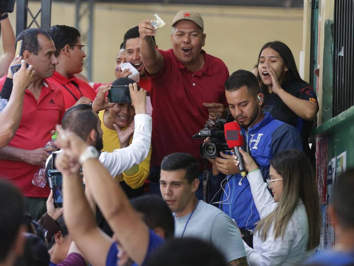 Simpatizantes de Libre y Partido Nacional se gritan en las urnas: “fuera el familión” y “No volverán”