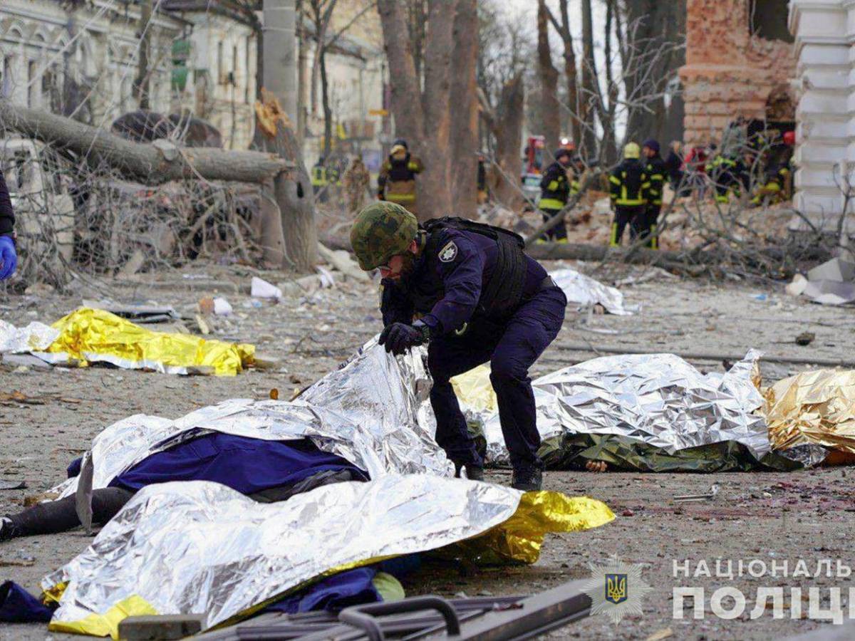 Impactantes y crudas imágenes del ataque ruso a Sumy que deja más de 30 muertes Impactantes y crudas imágenes del ataque ruso a Sumy que deja más de 30 muertes