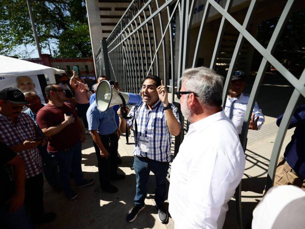 “Libre es una m...”: Roberto Contreras critica retraso en la apertura de urnas en SPS