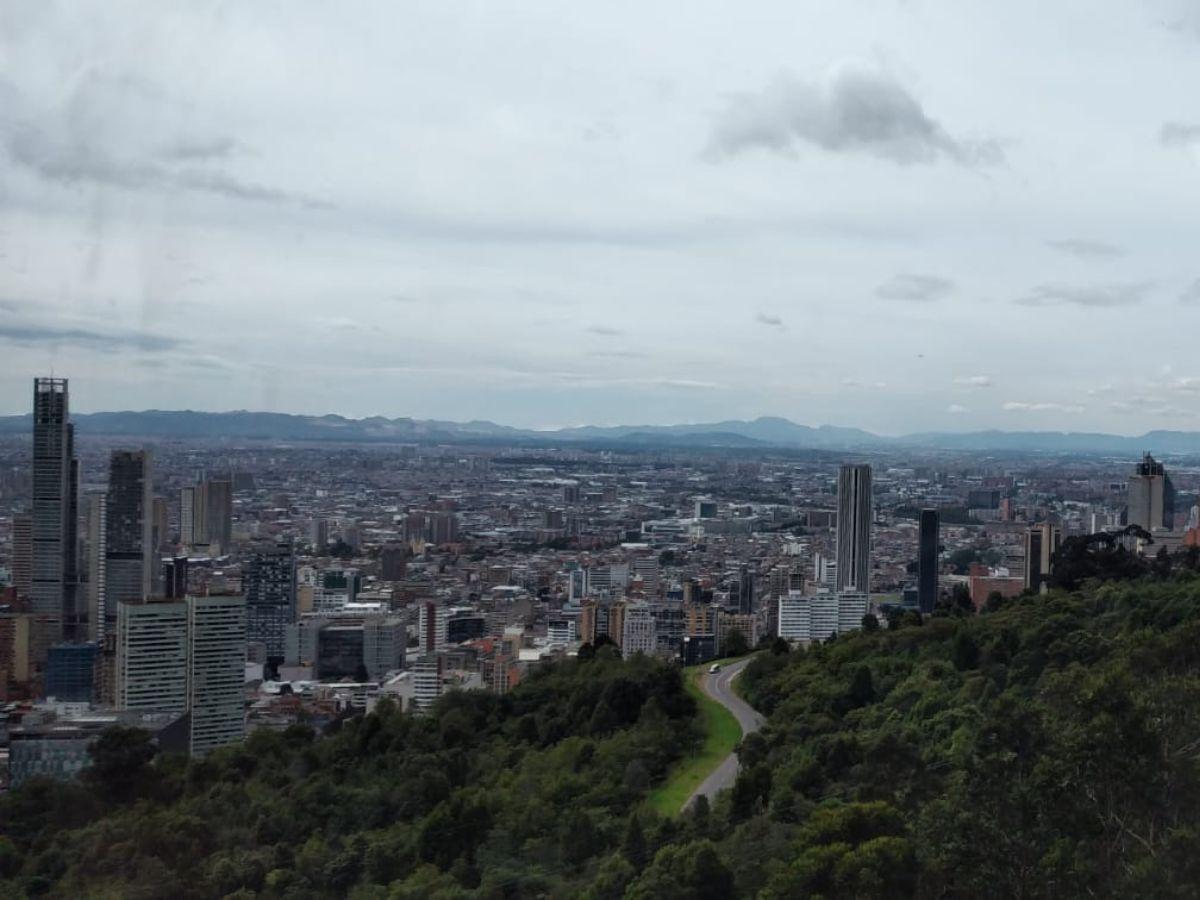 Una panorámica de la urbe de Bogotá, desde la cabina del teleférico.