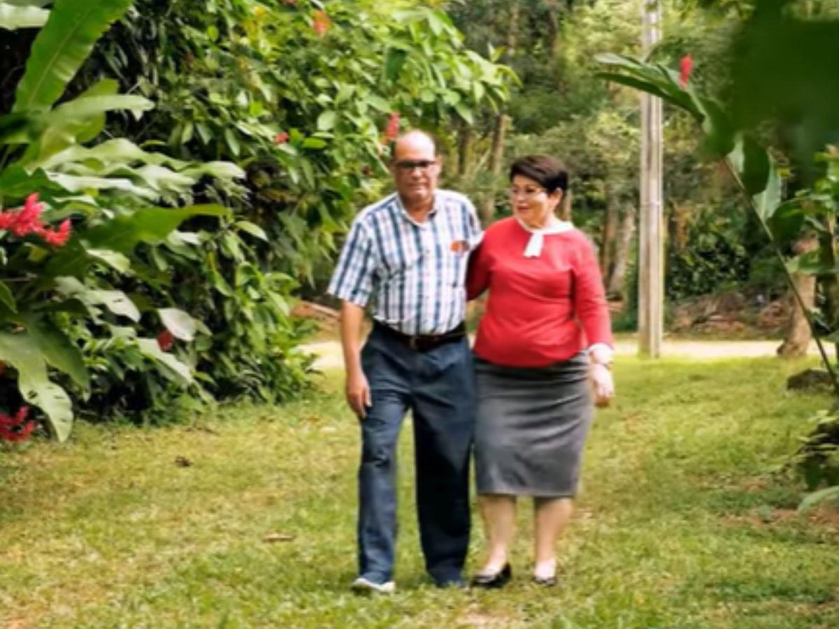 Miriam y su esposo Roberto agradecen poder volver a caminar de la mano después del proceso médico.