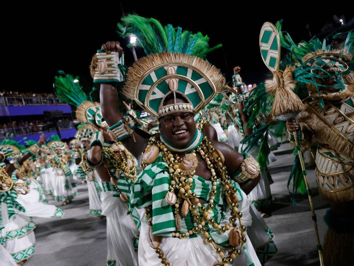 Carvanal 2025: Escuelas de samba destacan la herencia africana en Brasil