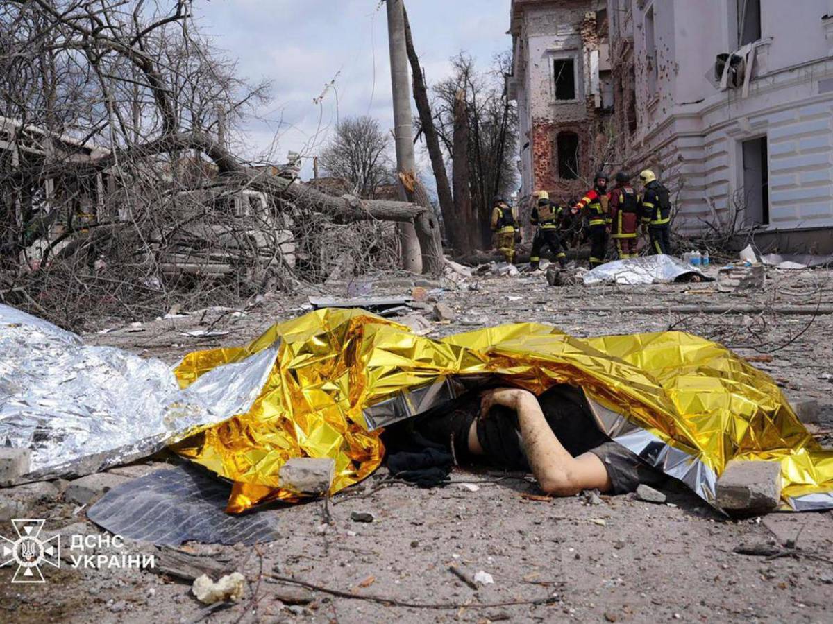 Impactantes y crudas imágenes del ataque ruso a Sumy que deja más de 30 muertes Impactantes y crudas imágenes del ataque ruso a Sumy que deja más de 30 muertes