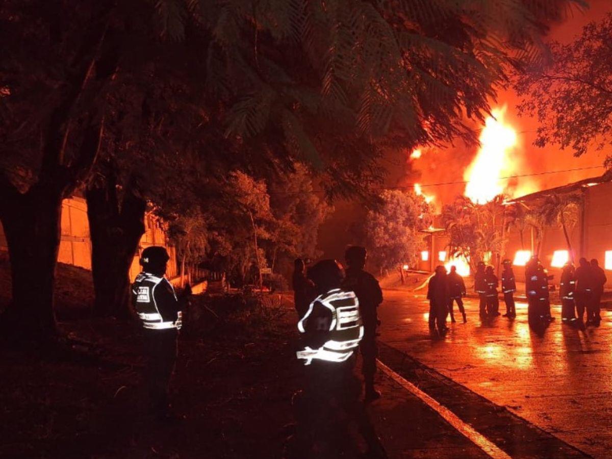 Así fue el voraz incendio que arrasó con una maquila en Cofradía, Cortés