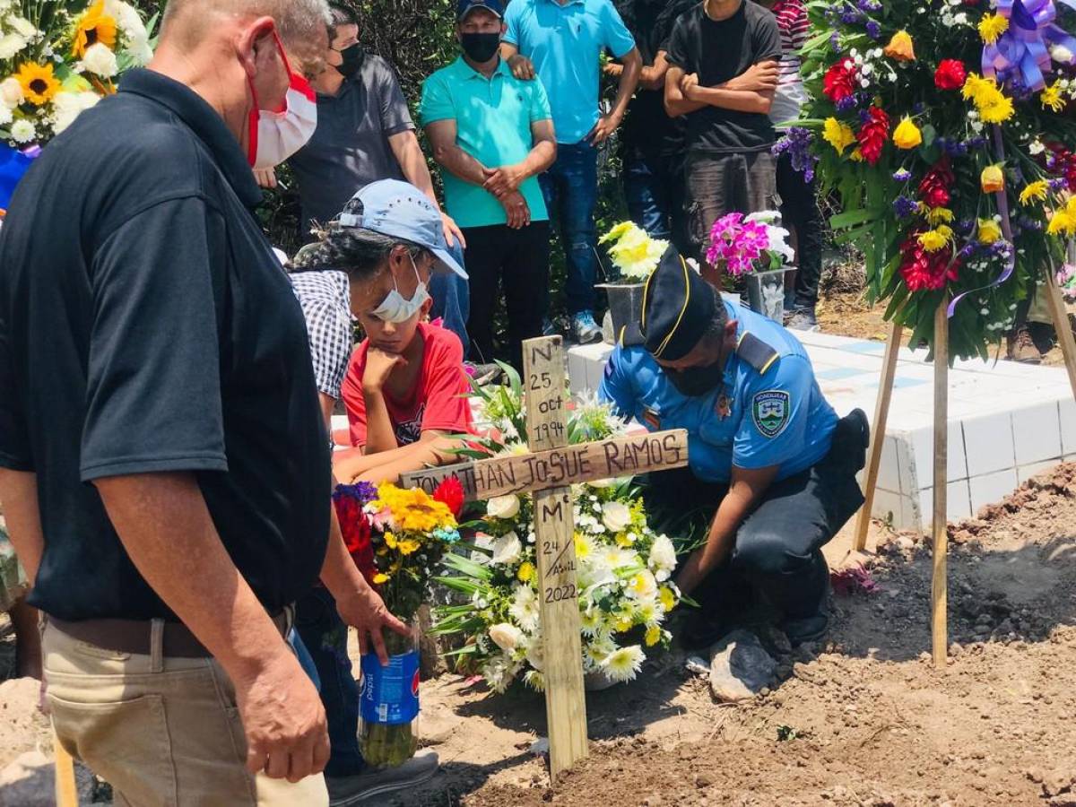 En el cementerio de la comunidad El Algodonal, La Venta, Francisco Morazán, fue el sepelio del policía clase I póstumo Jonathan Ramos.