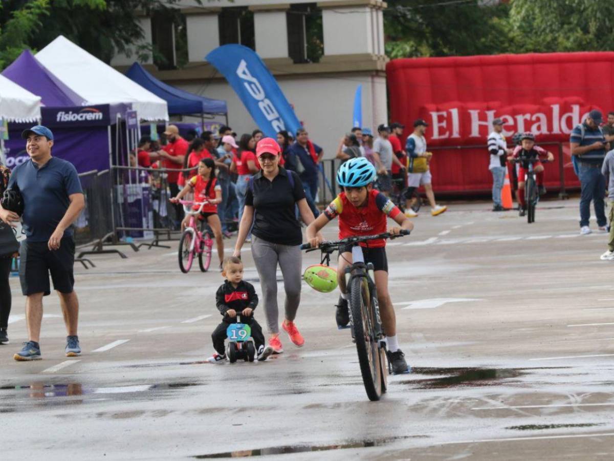 A Jayson Andre Lagos nada lo para en la Vuelta Ciclística Infantil 2025