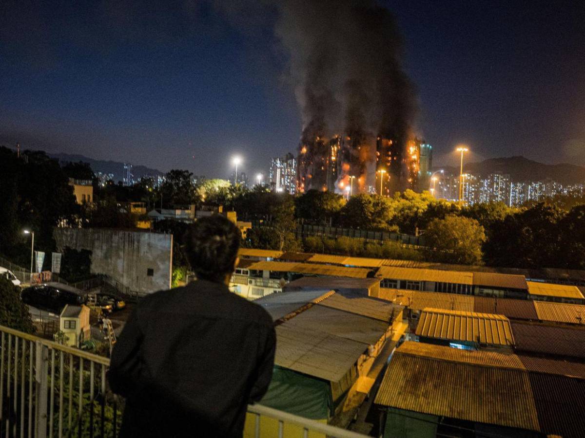 Sube a 36 la cifra de muertos por voraz incendio en edificios de Hong Kong