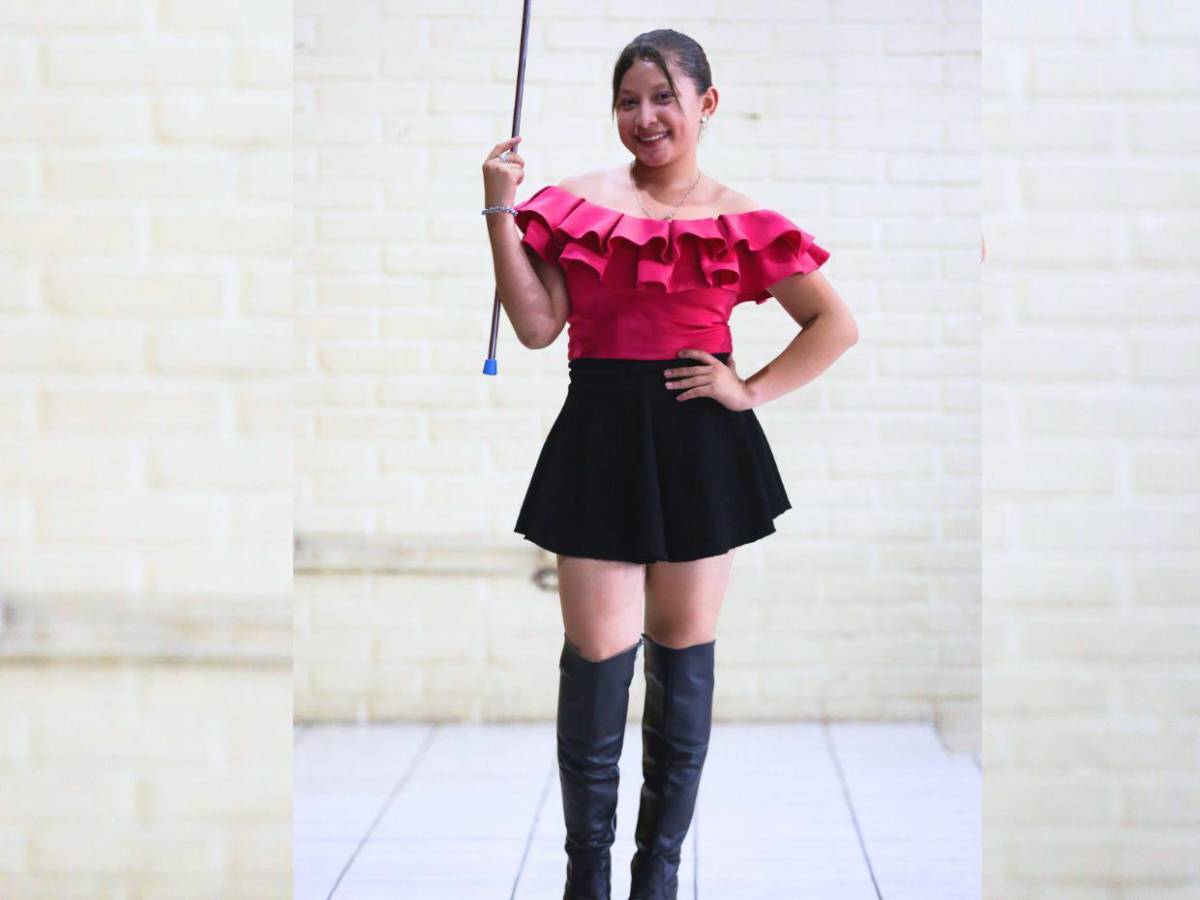 Con orgullo patrio, palillonas del Instituto Superación San Francisco listas para los desfiles