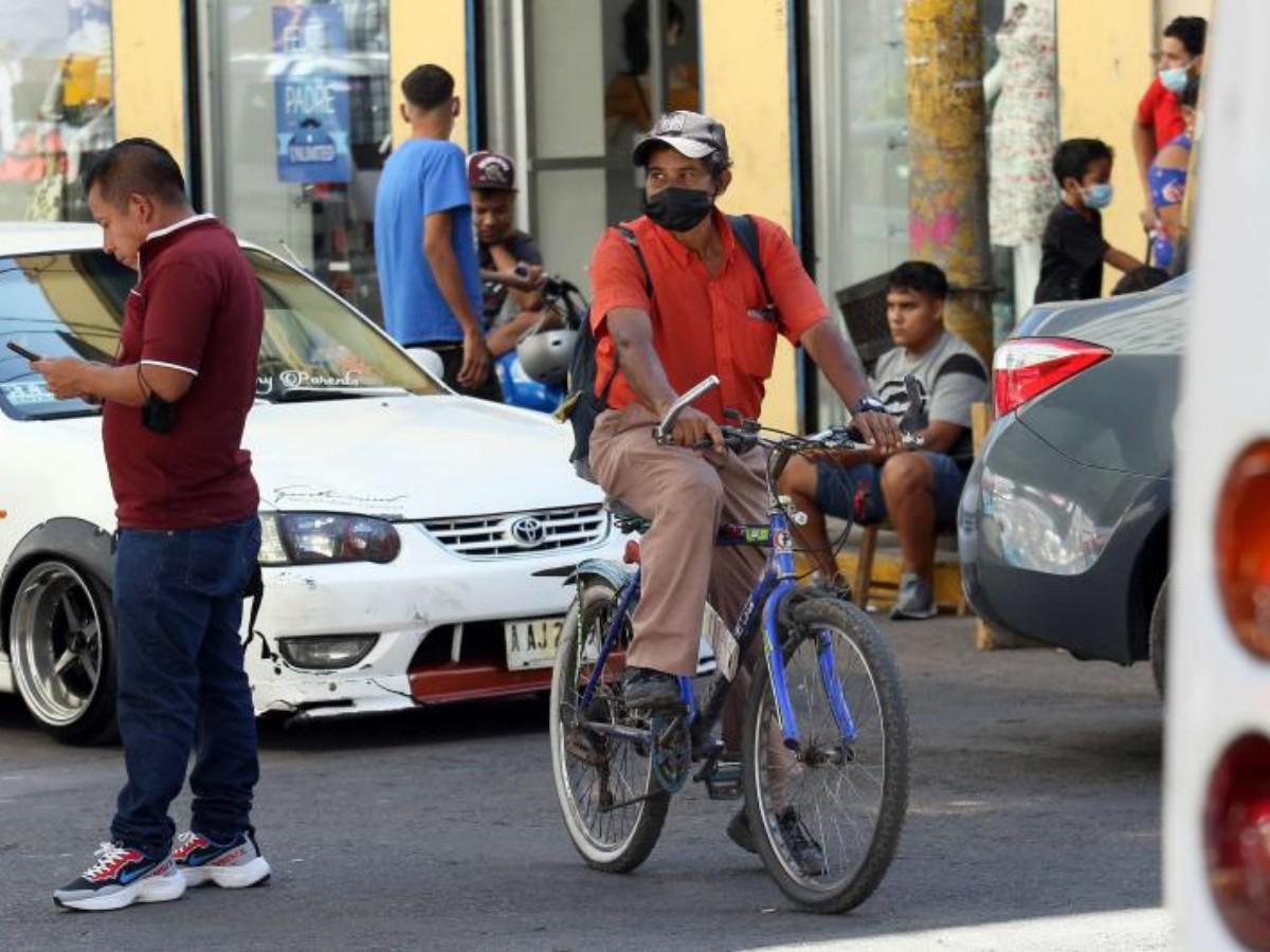 Varios capitalinos usan la bicicleta como medio de transporte hacia sus lugares de trabajo y su casa.