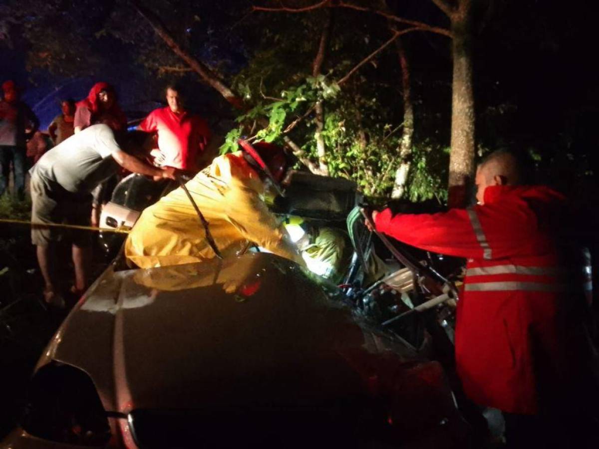 Pese al húmedo ambiente, elementos del Cuerpo de Bomberos lograron rescatar al joven.