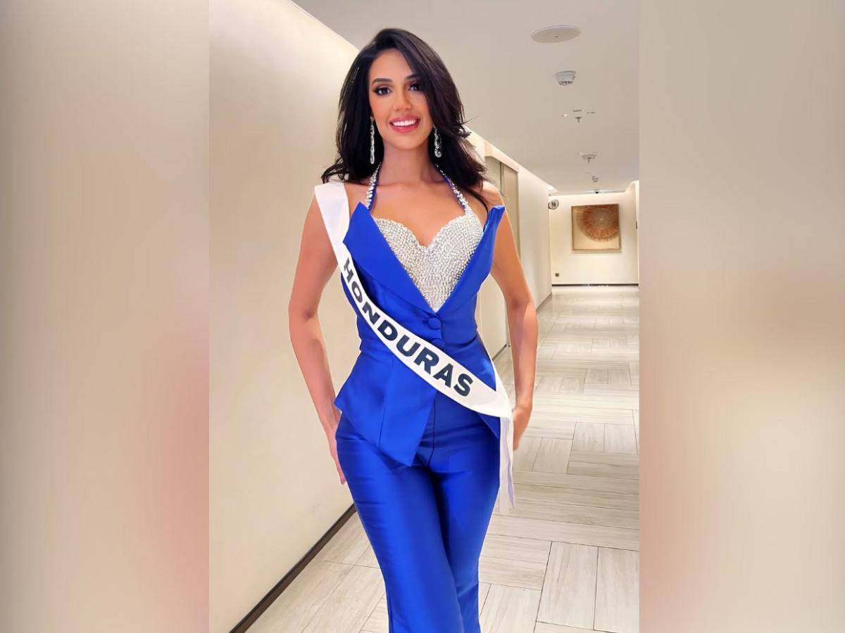 Alejandra Fuentes deslumbró con look azul y brillante en entrevista con jurado de Miss Universo