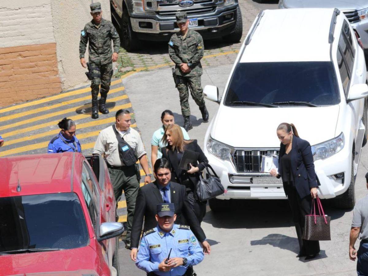 Con resguardo, llegan a declarar Cossette López y Ana Paola Hall al Congreso ante la comisión Con resguardo, llegan a declarar Cossette López y Ana Paola Hall al Congreso ante la comisión