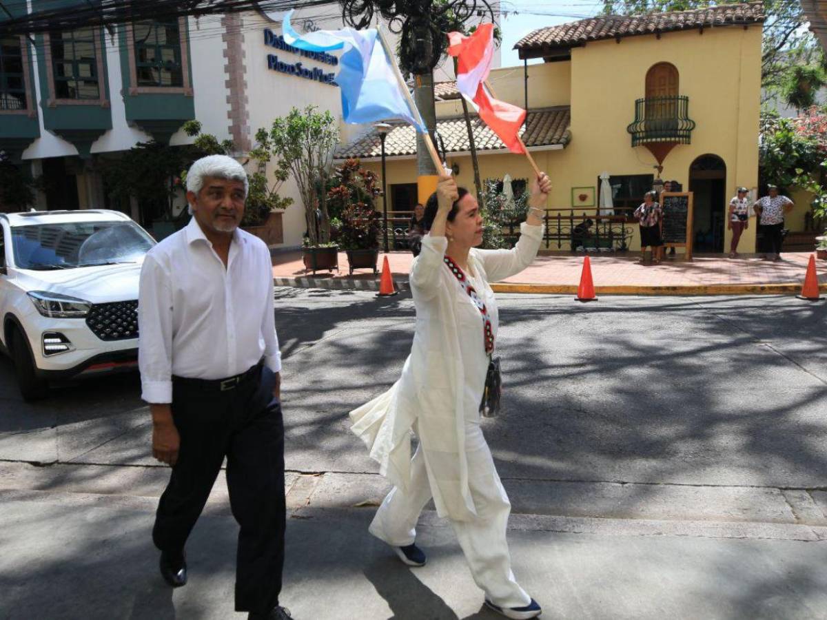 Líderes y simpatizantes liberales y nacionalistas llegan a respaldar a consejeras del CNE Líderes y simpatizantes liberales y nacionalistas llegan a respaldar a consejeras del CNE