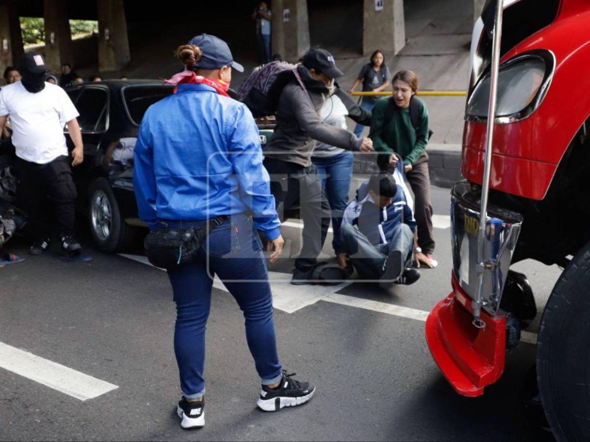 En fotos: con puñetazos y patadas, militantes de Libre atacan a motociclista cerca del CLE
