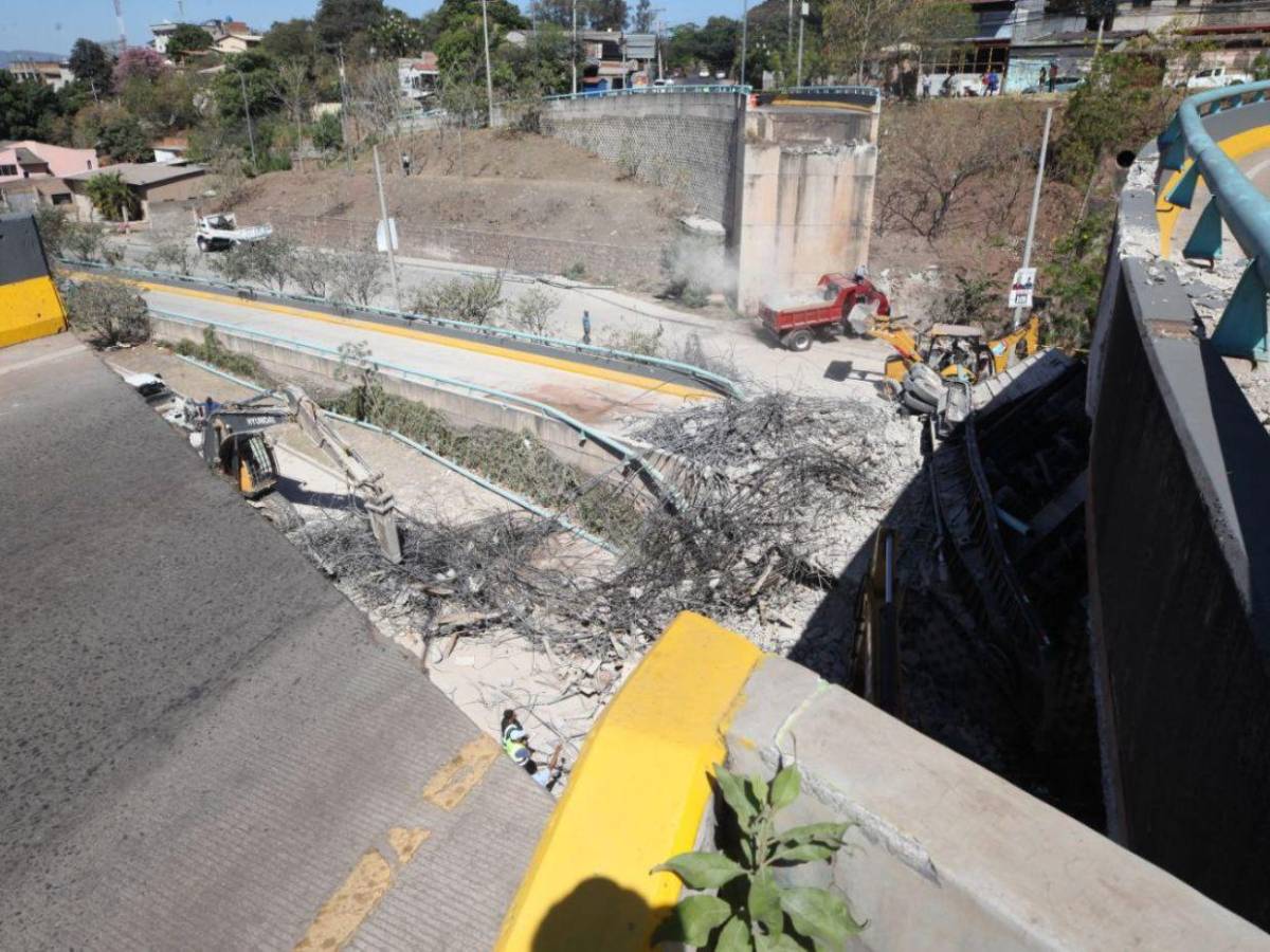 Así avanza la demolición de la rampa del puente Juan Manuel Gálvez tras colapsar