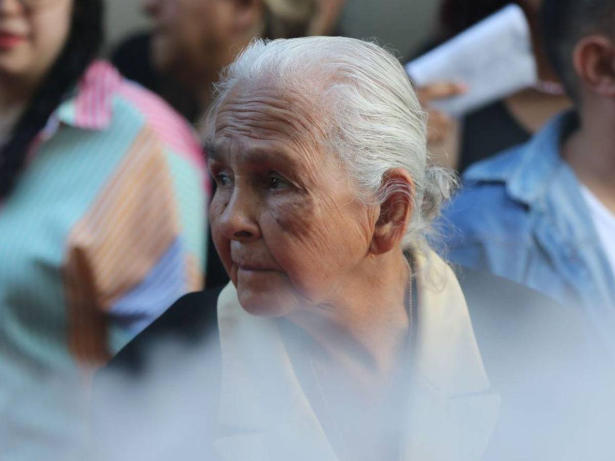 Así se desarrolló la solemne procesión del Santo Entierro en la capital