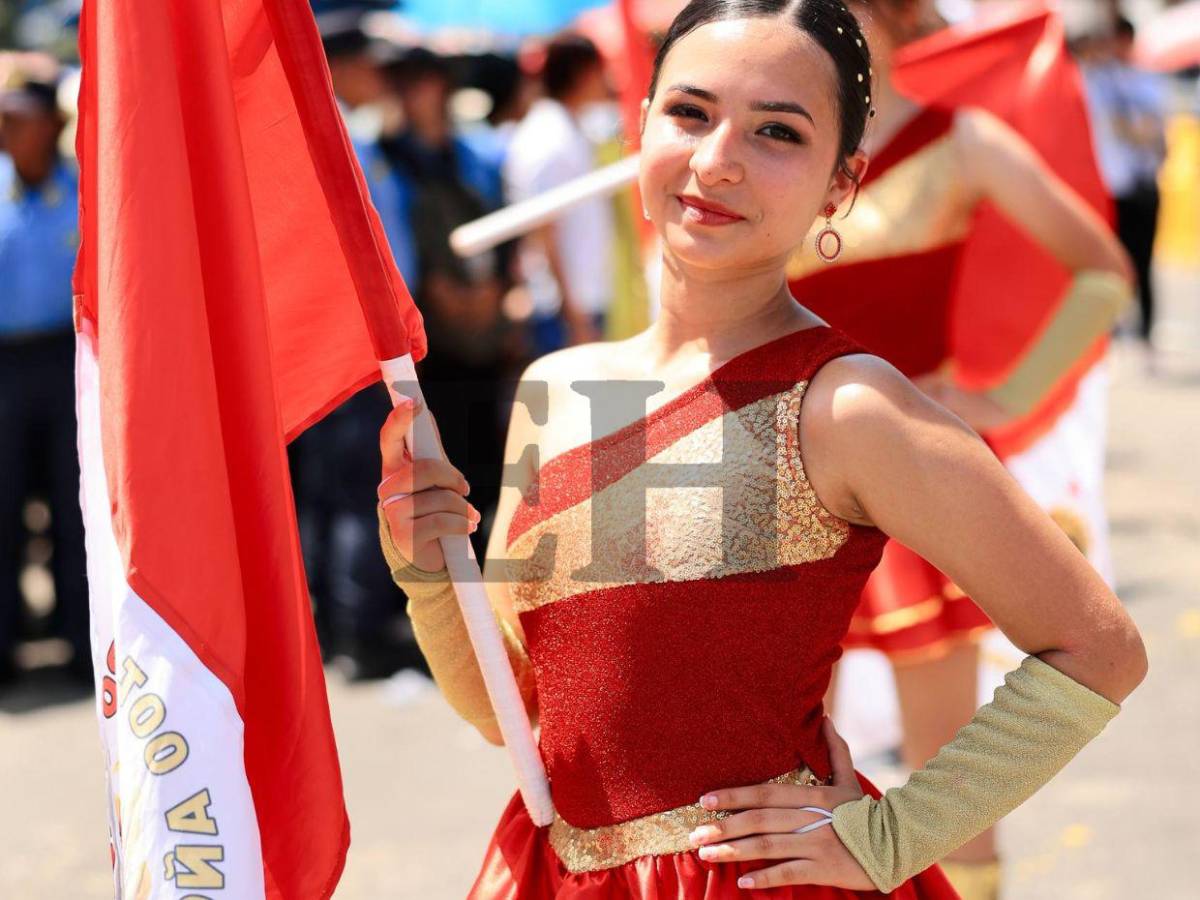 El rojo brilló en los desfiles patrios: los atuendos que marcaron tendencia este 2025