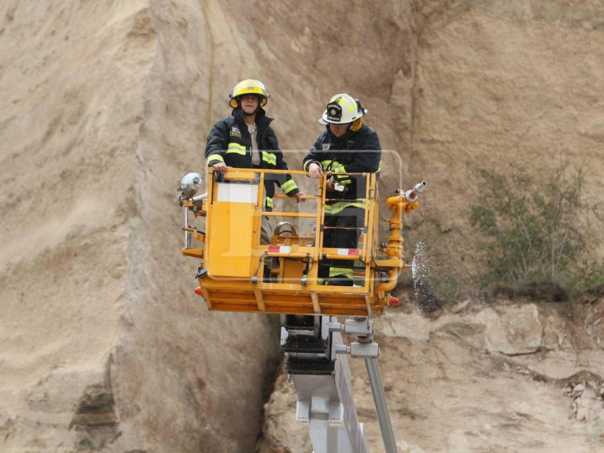 Bajo escombros queda bodega incendiada tras derrumbe de cerro en el anillo periférico