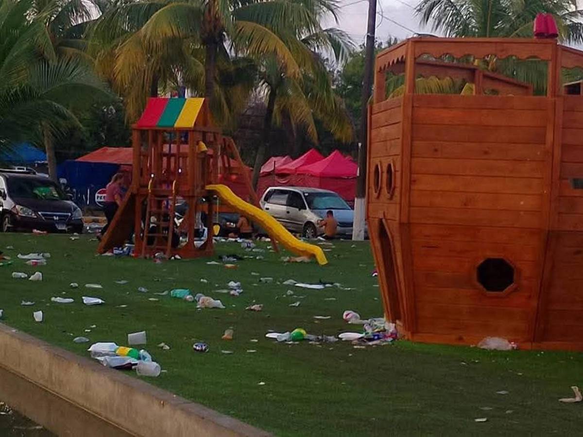 Como basurero: así amaneció la playa El Porvenir, en Puerto Cortés