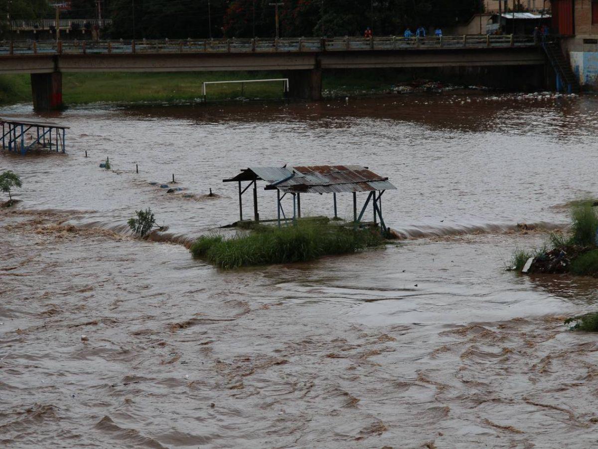 Evacúan a vendedores del mercado Primera Avenida por crecida del río Choluteca