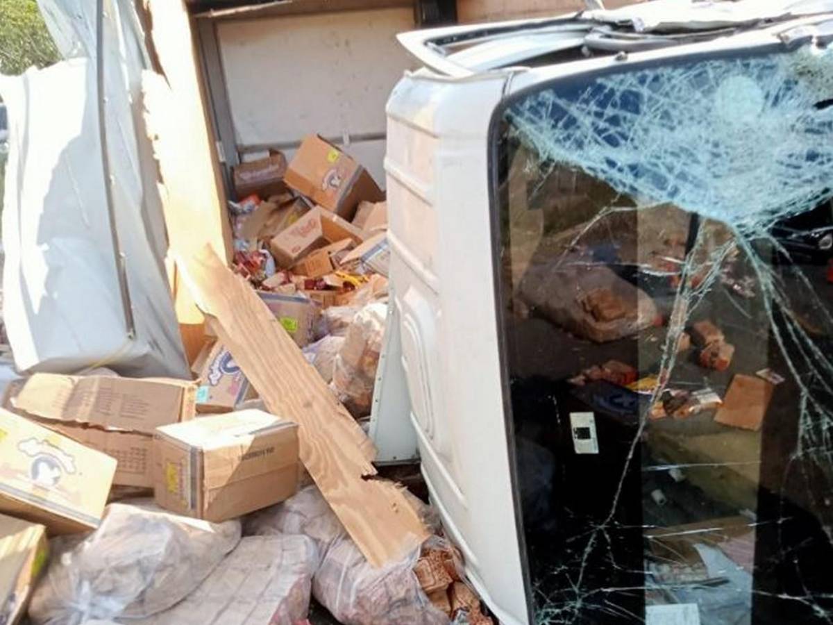 La caótica escena que dejó la colisión de un bus contra varios vehículos en Guaimaca