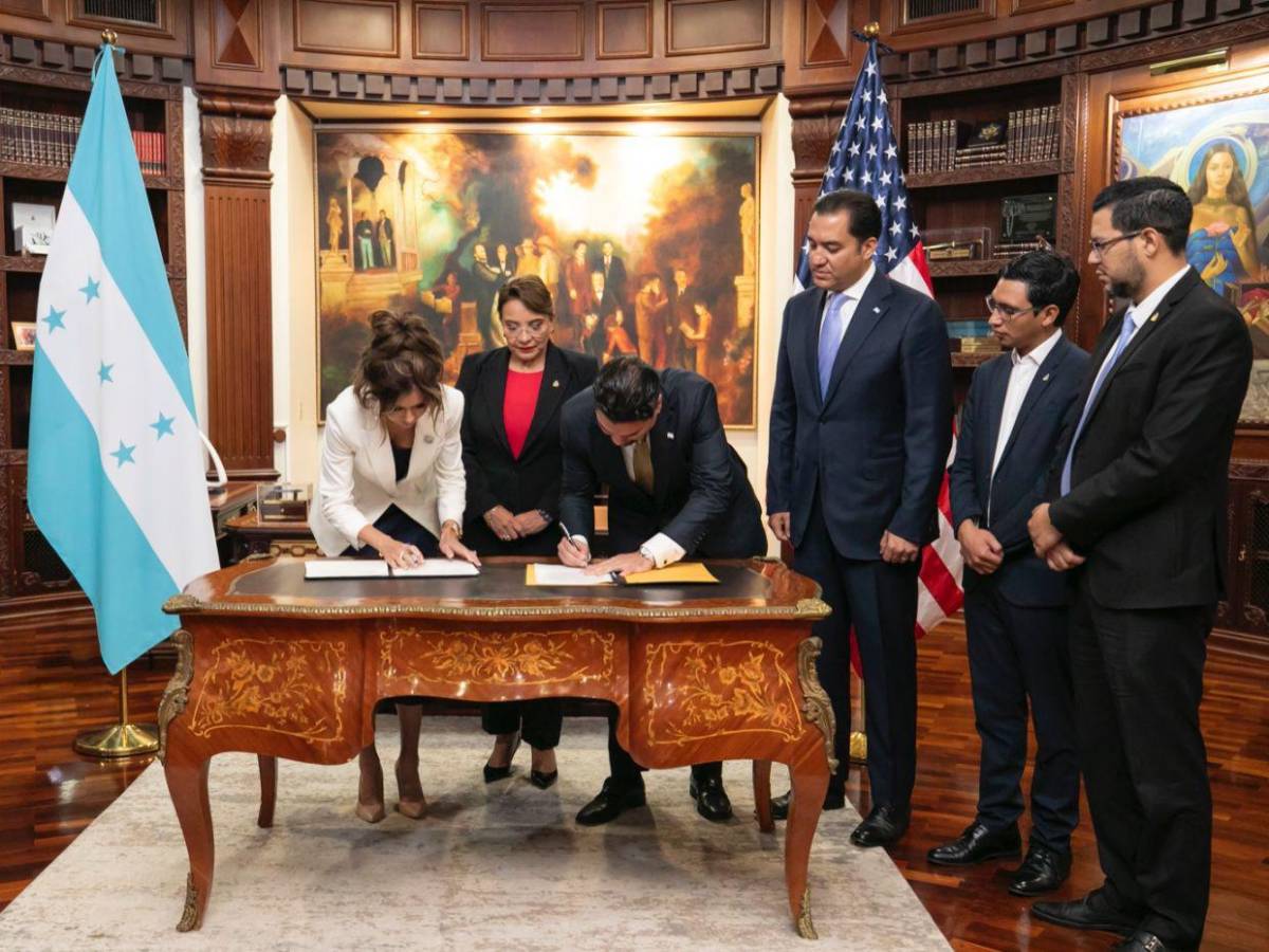 ¿Qué le regaló Xiomara Castro a Kristi Noem, secretaria de Seguridad Nacional de EE UU?