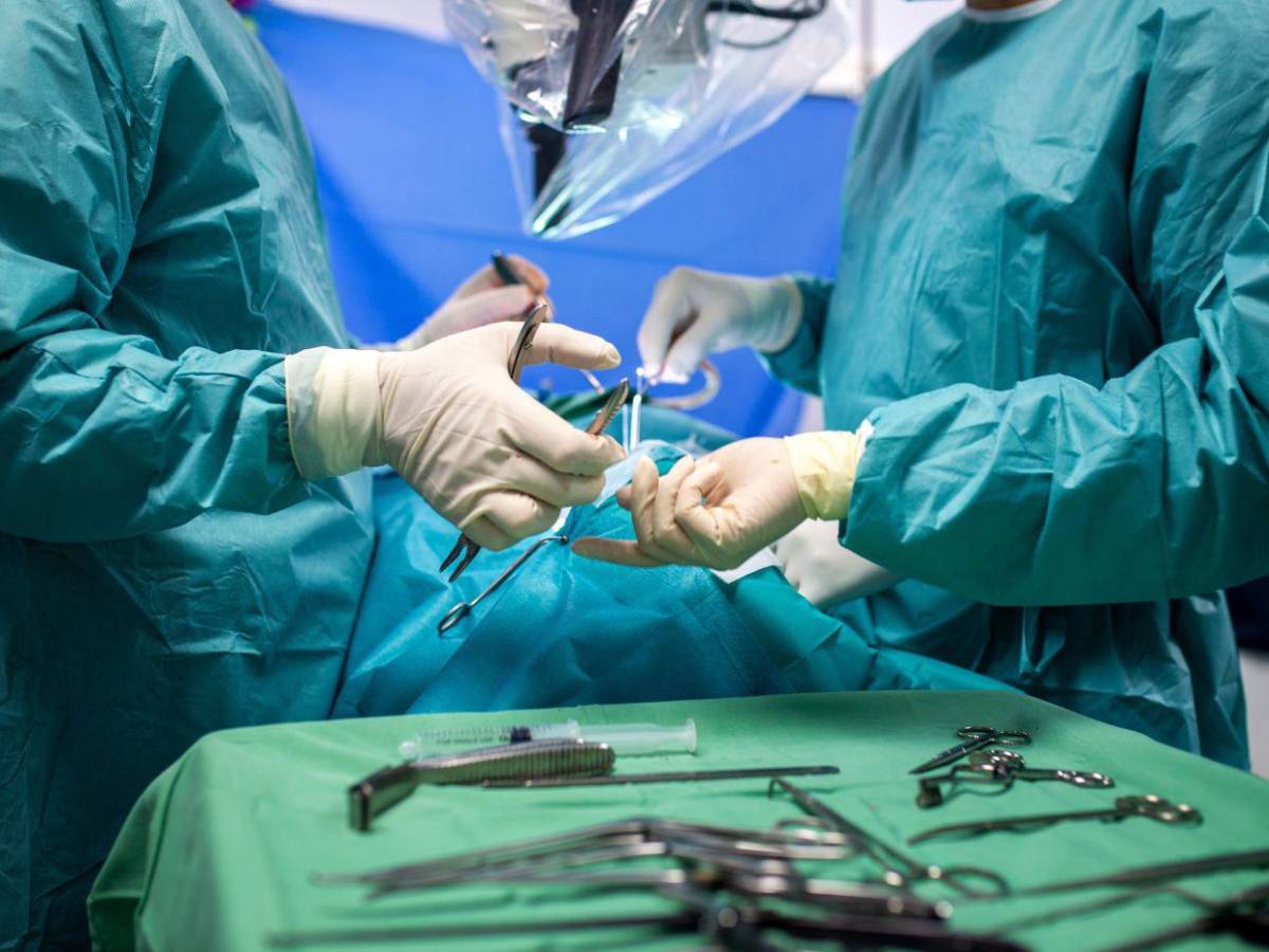 Mujer descubre tijeras olvidadas en su abdomen siete meses después de cirugía estética