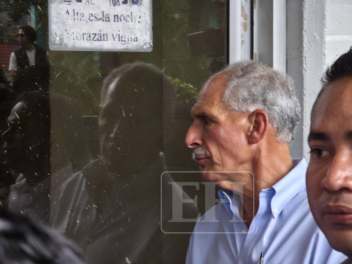 Haciendo fila y tomándose fotos con los votantes: así llegó a votar Nasry Asfura