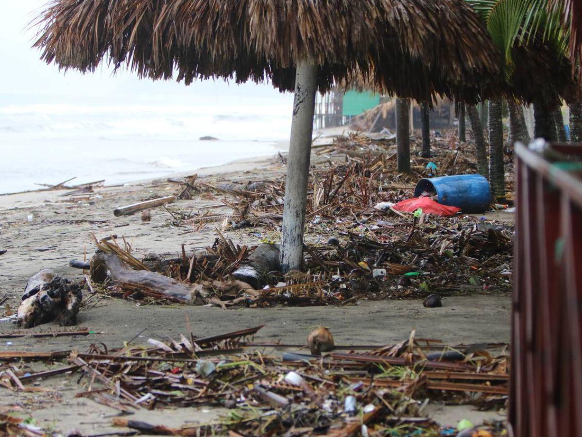 Lluvias y alto oleaje inundan de basura las playas de Tela